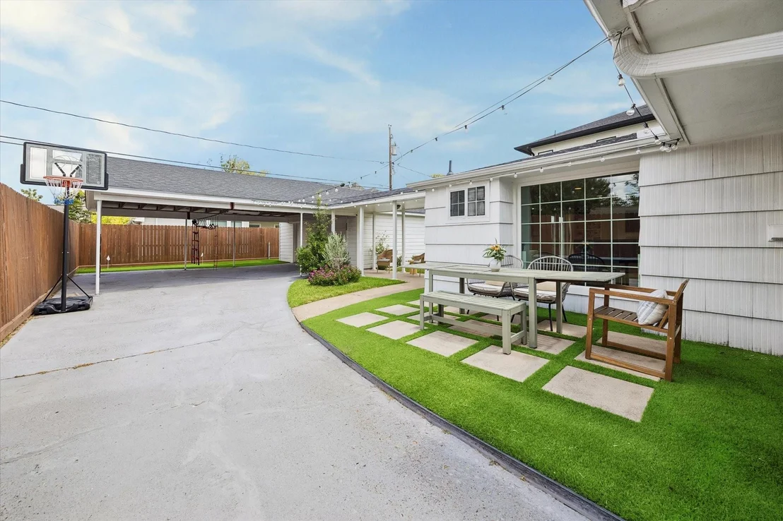 Photo of 1232 Chantilly Lane
