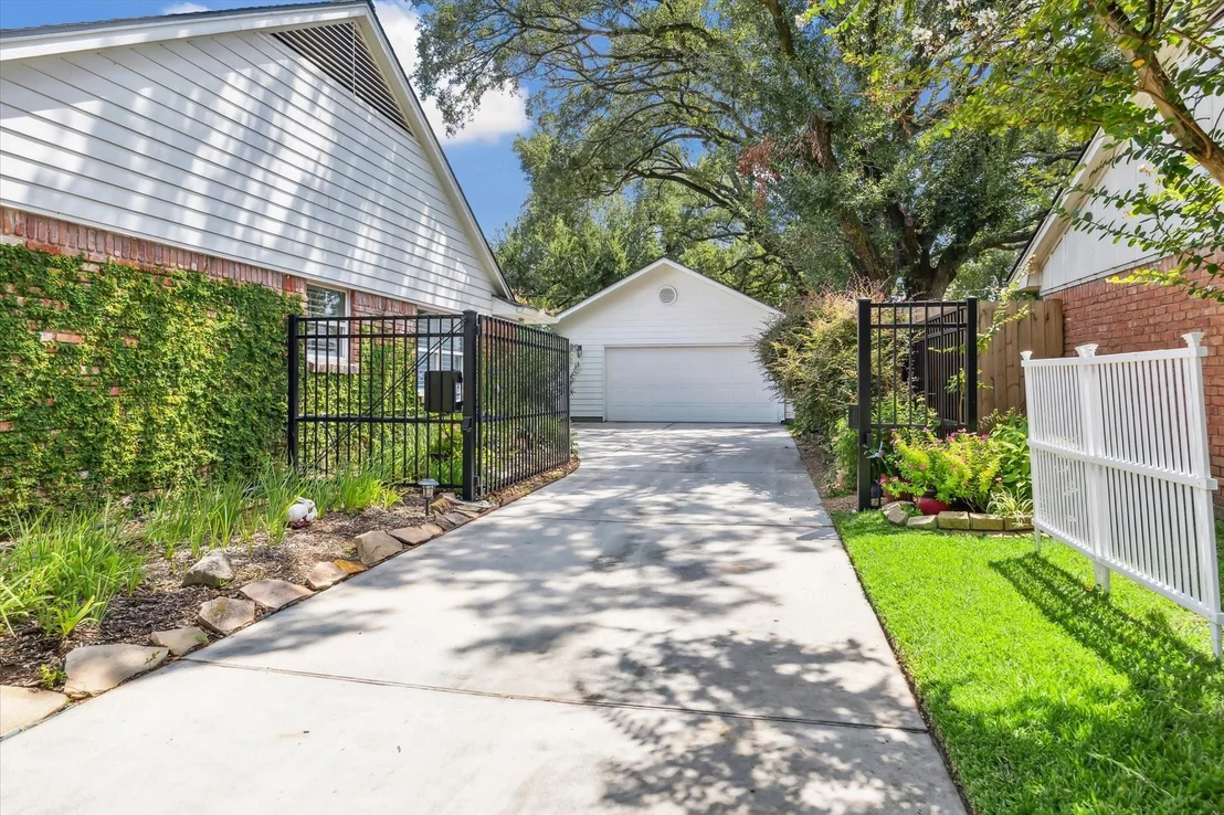 Photo of 7915 Meadowvale Drive