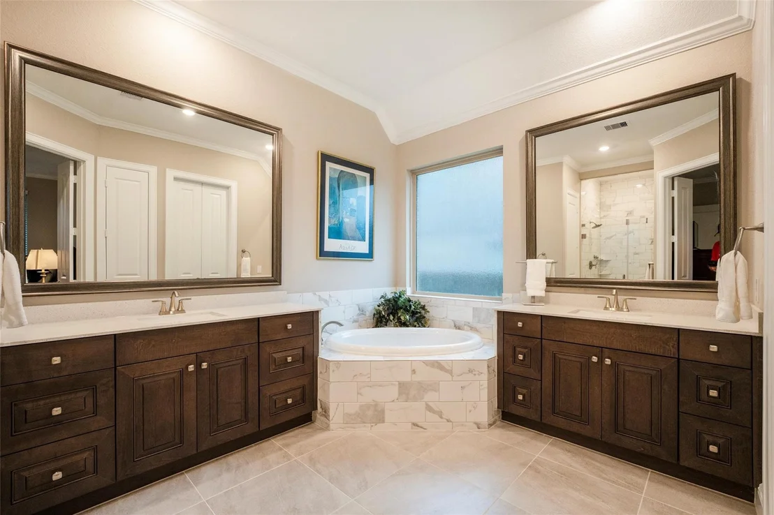 Photo of 915 Falcon Hollow Lane