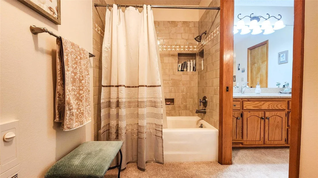 Photo of 847 Oliver Road