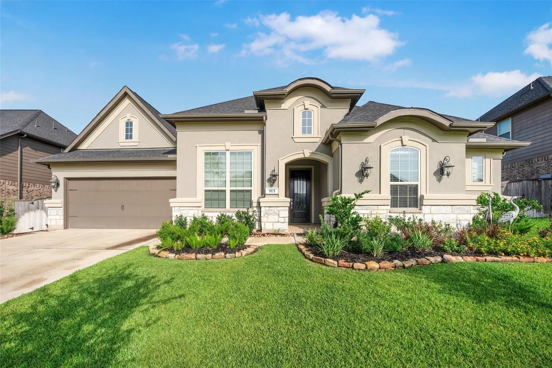 Photo of 915 Falcon Hollow Lane