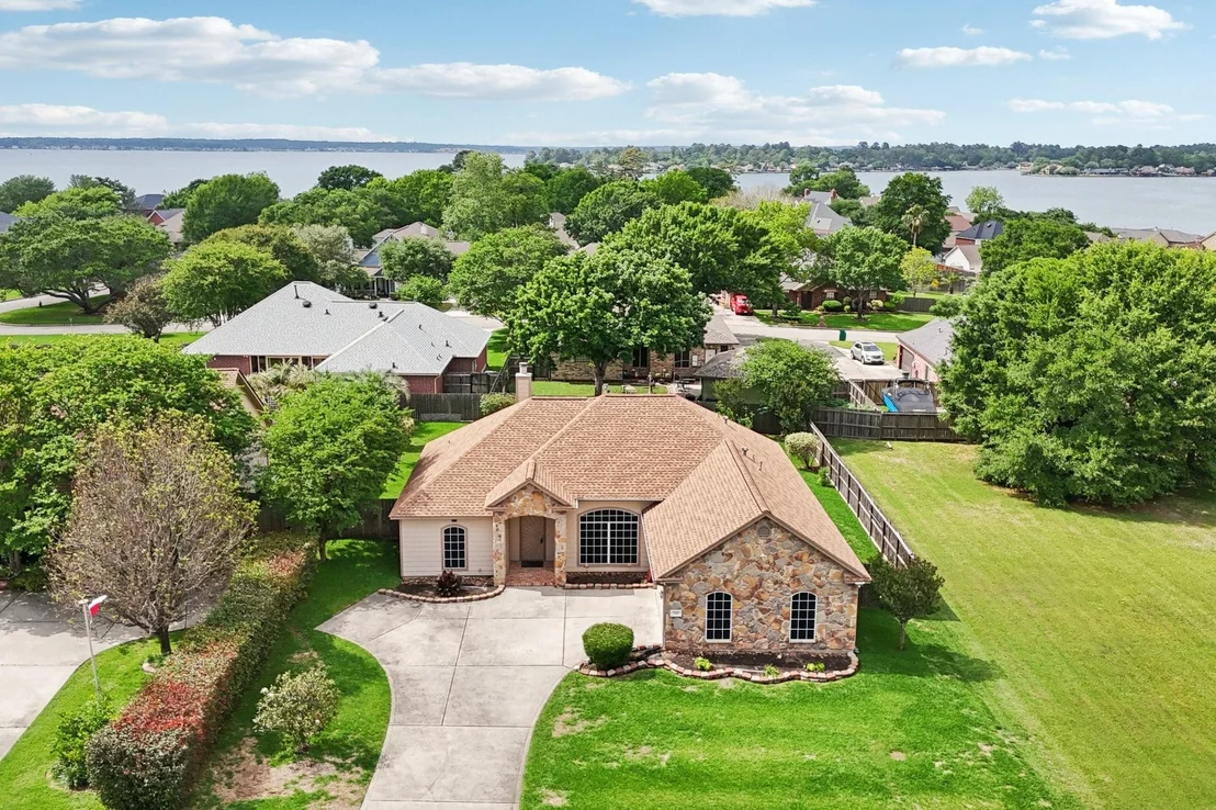 Photo of 7187 Edgewater Drive