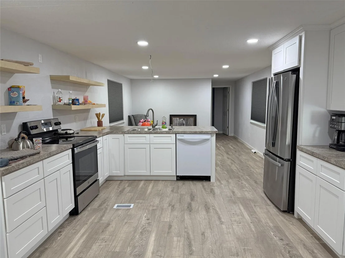 Photo of 585 River Oaks Drive
