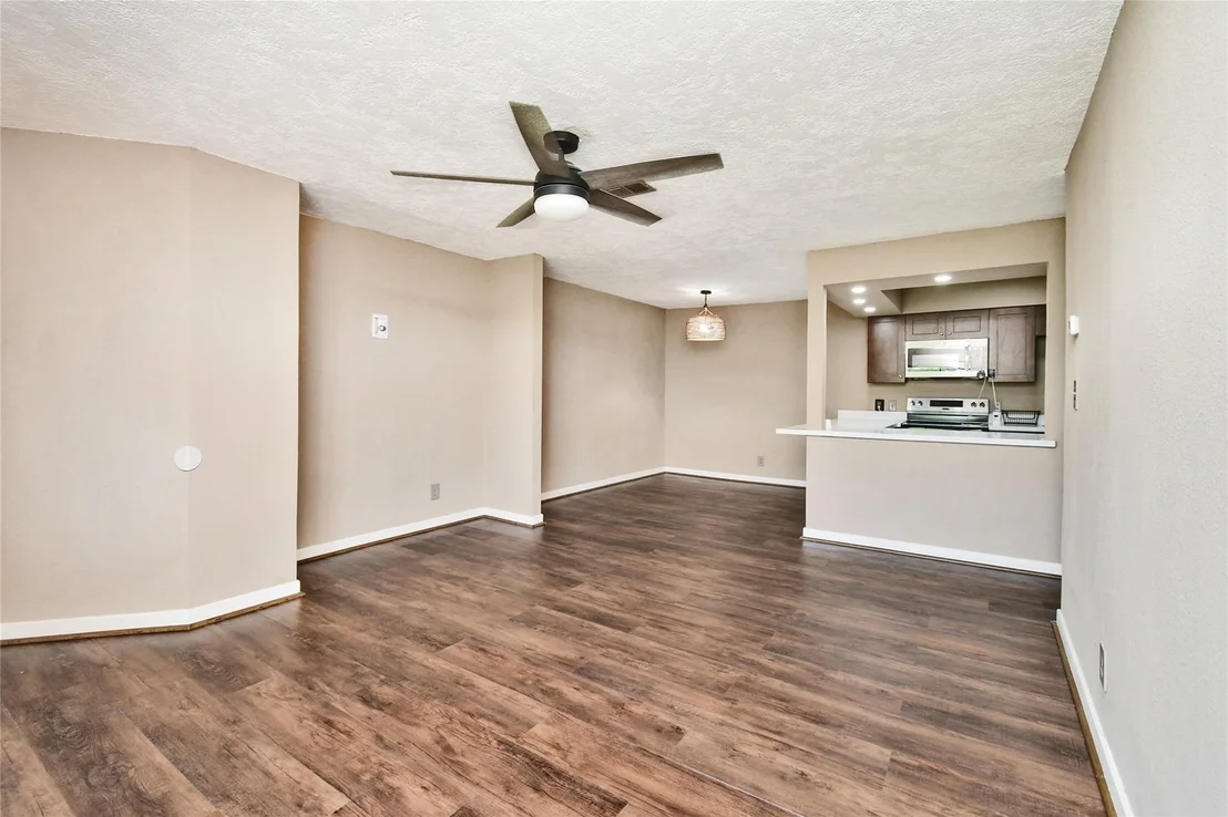 Photo of Unit 14A at 2501 Gulf Freeway
