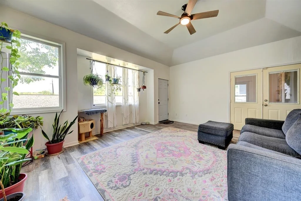 Photo of 213 N Austin Street