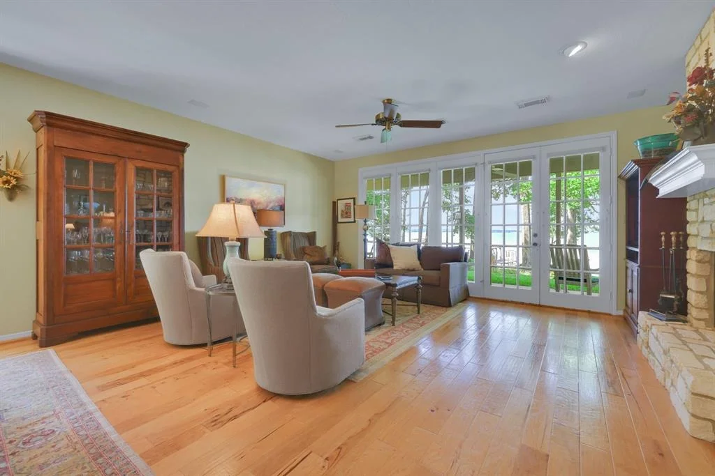 Photo of 251 Lake Oaks Boulevard