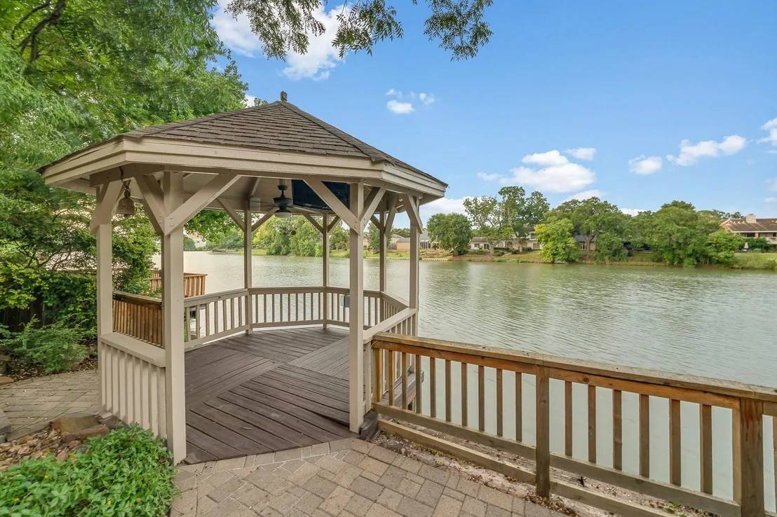 Photo of 407 Lakeside Boulevard