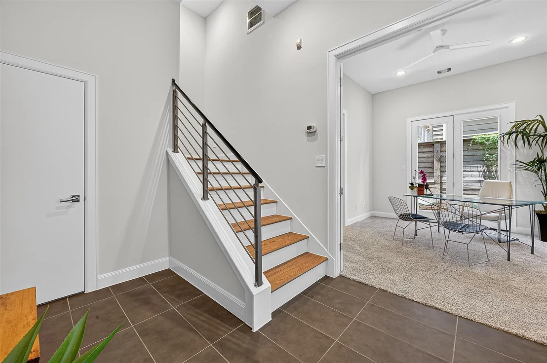 Photo of Unit B at 1205 Jackson Boulevard