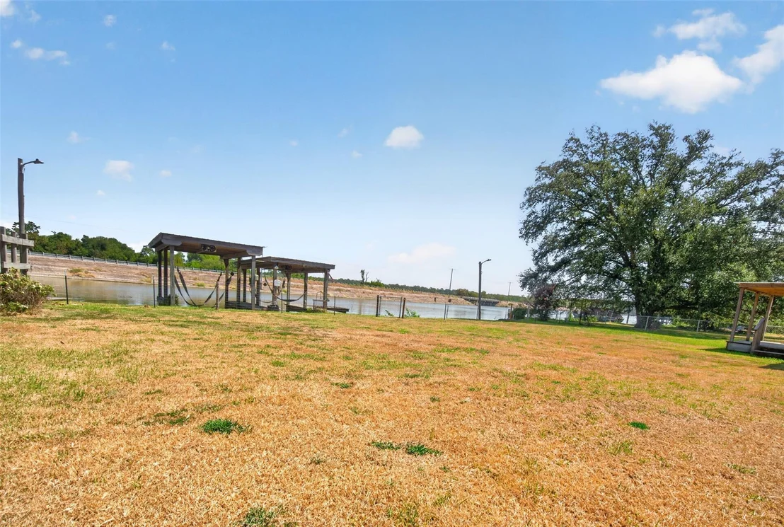 Photo of 281 Lakeshore N