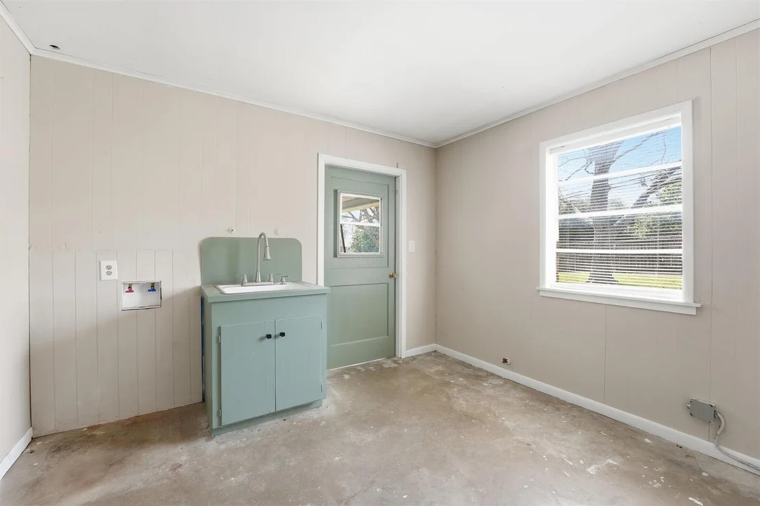 Photo of 2412 Airline Drive