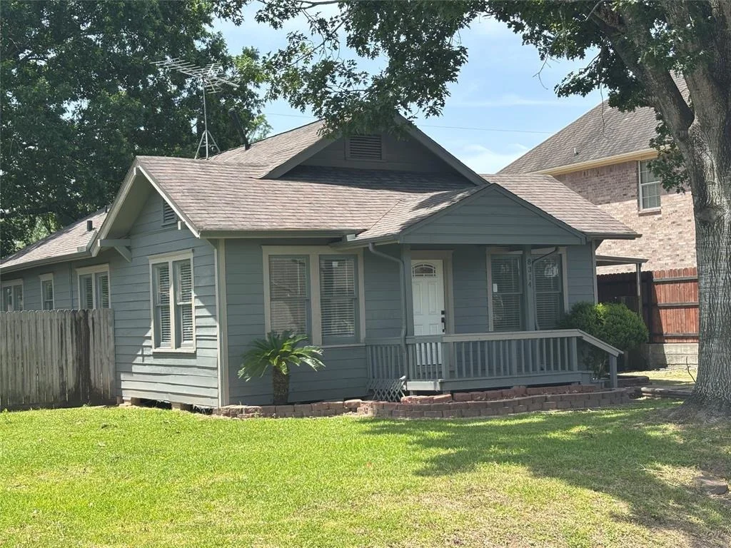 Photo of 8314 Tavenor Lane