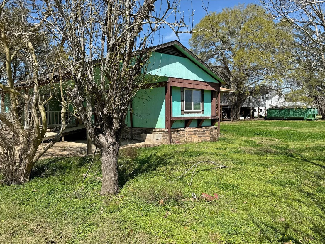 Photo of 585 River Oaks Drive