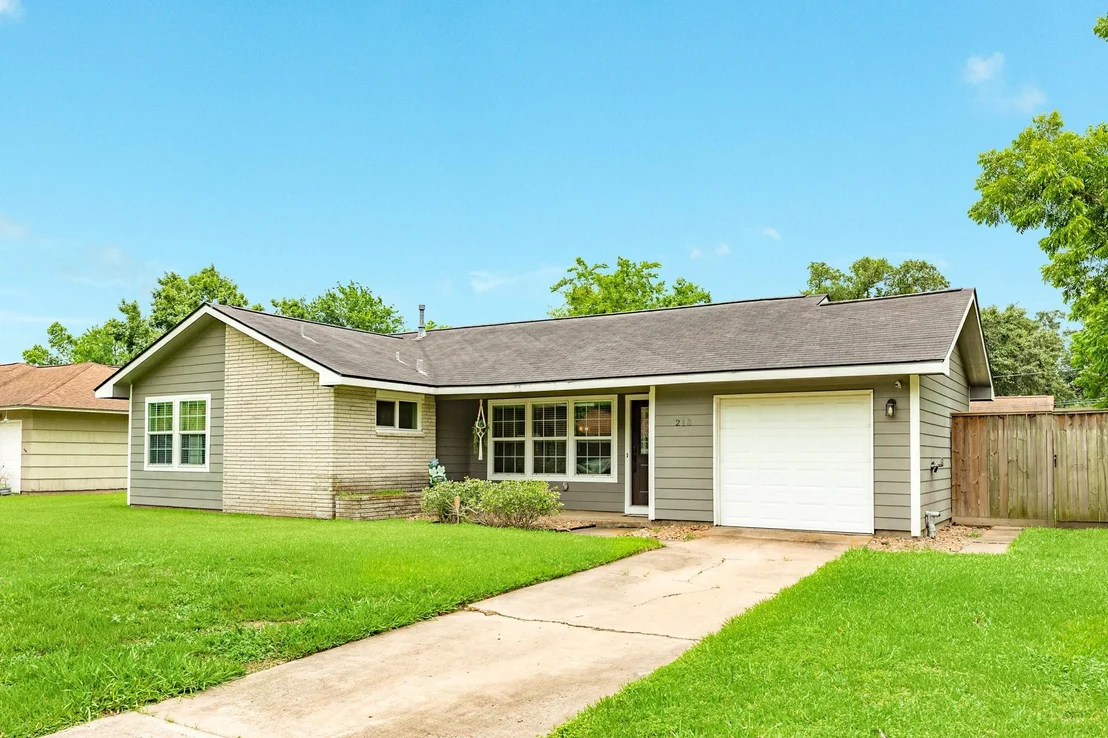 Photo of 218 Palm Lane