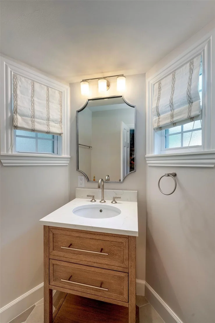 Photo of 1832 Albans Road