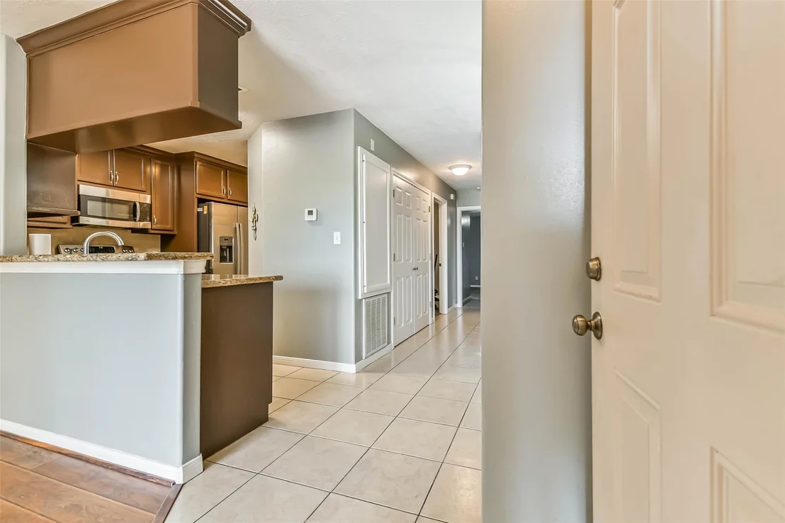 Photo of Unit 243D at 2501 Gulf Freeway