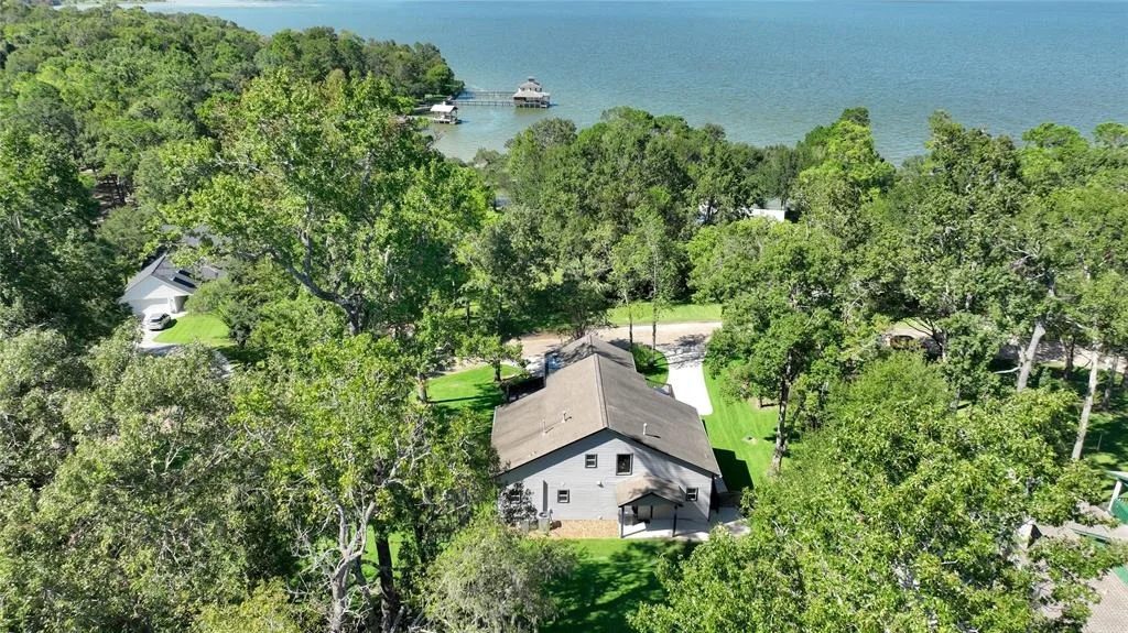 Photo of 120 Lake Oaks Boulevard