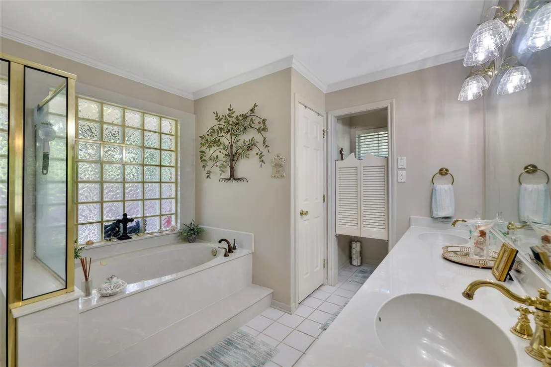 Photo of 220 Lake Oaks Boulevard