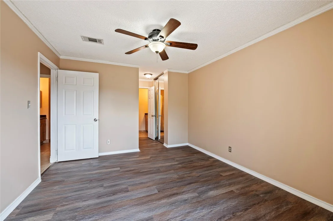 Photo of Unit 6A at 2501 Gulf Freeway