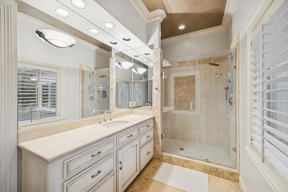 Photo of 47 N Regent Oak
