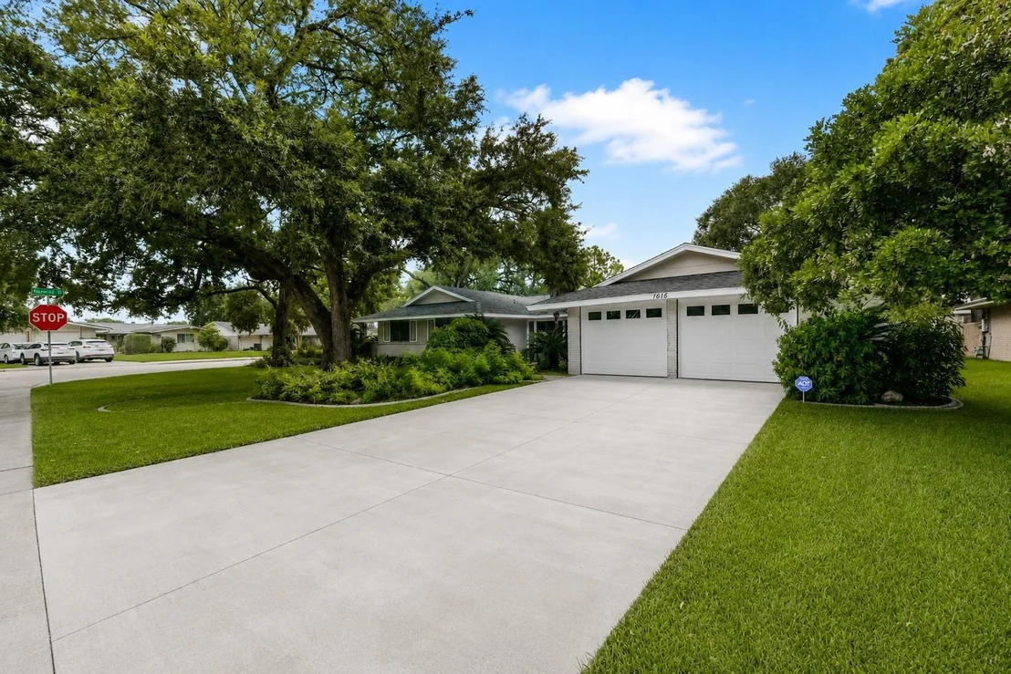 Photo of 1616 Redway Lane