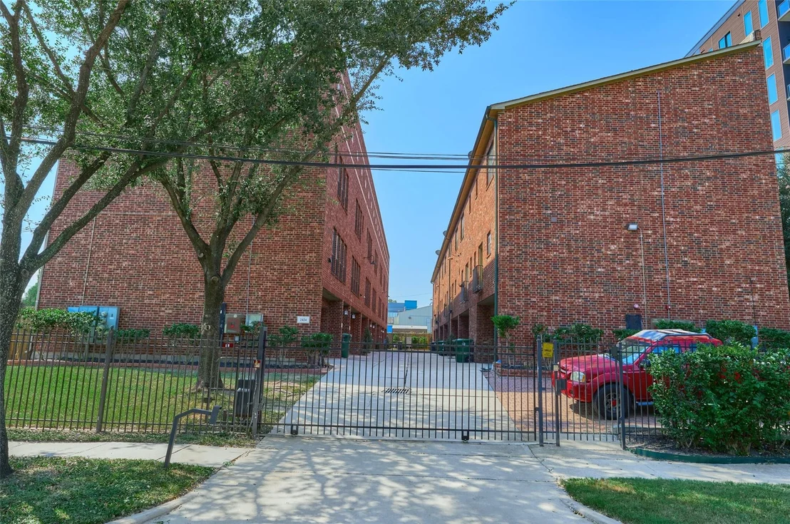 Photo of Unit E at 2422 Navigation Boulevard