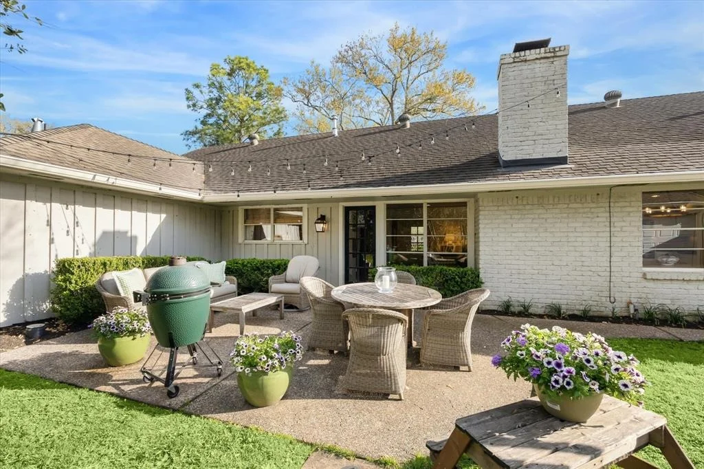 Photo of 8014 Meadowbriar Lane
