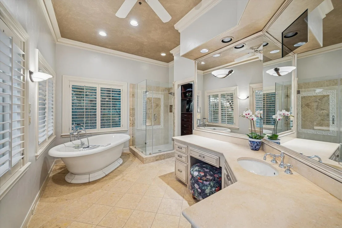 Photo of 47 N Regent Oak