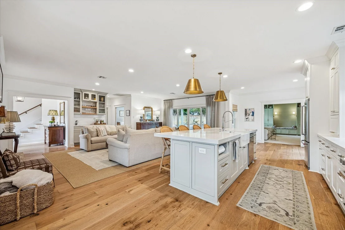 Photo of 810 Silvergate Drive