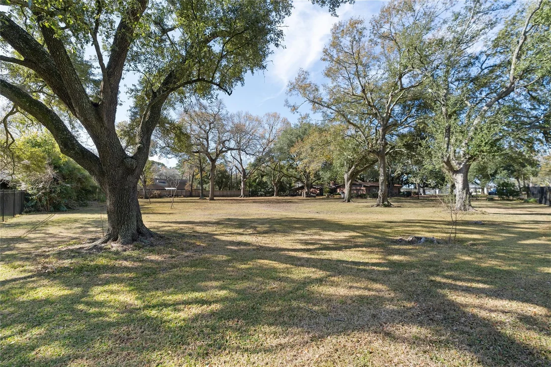 Photo of 404 Lakeshore Drive