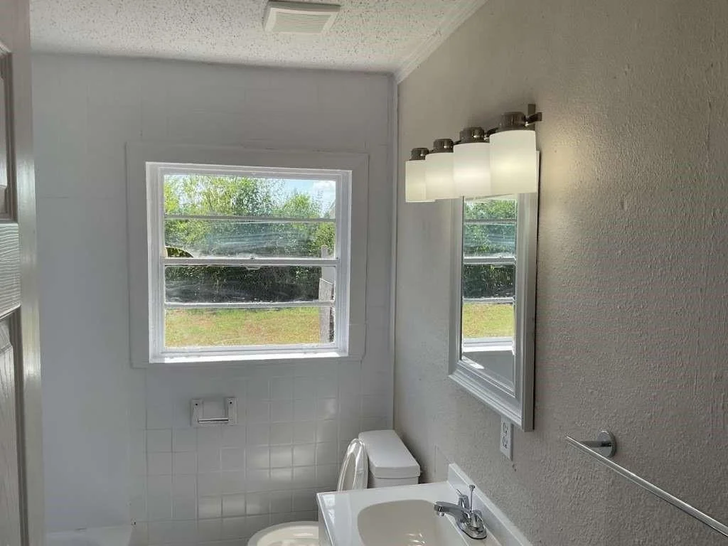 Photo of 815 W 12th Street