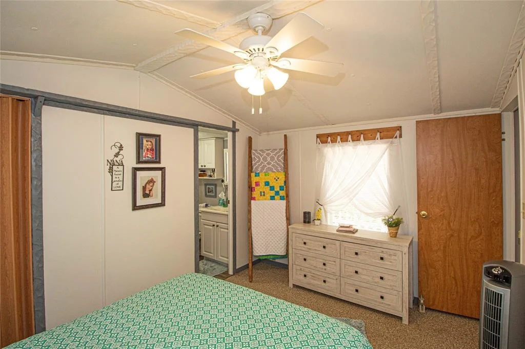 Photo of 305 Red Oak