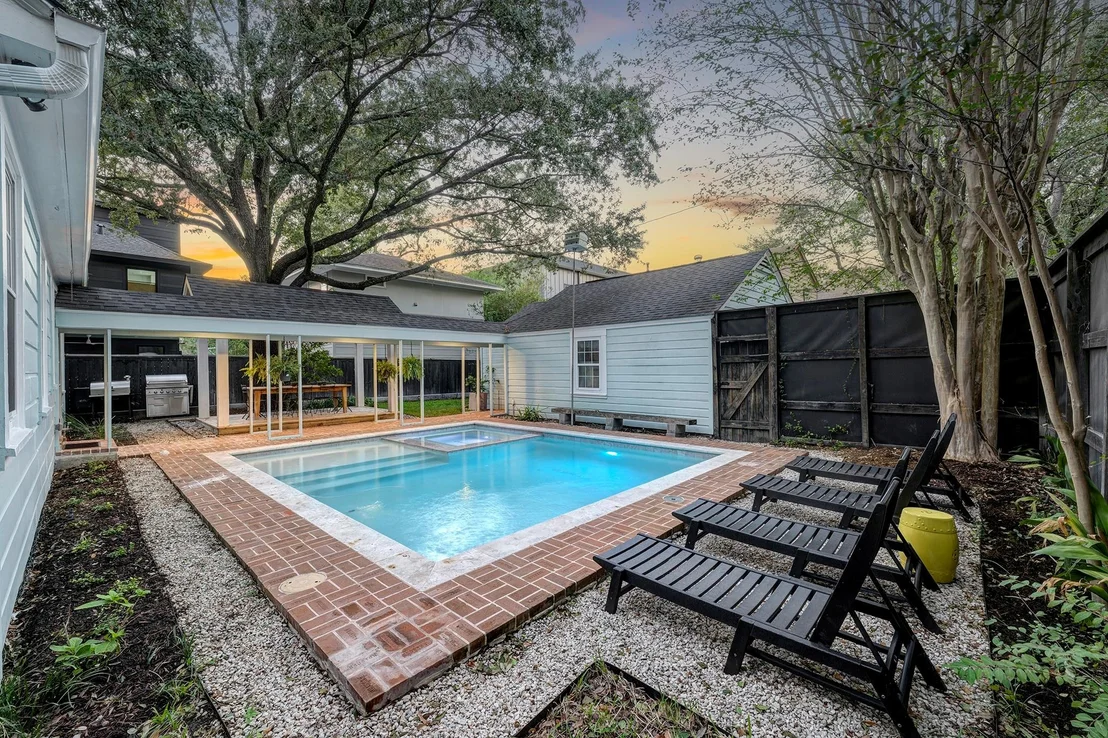 Photo of 2328 Dunstan Road