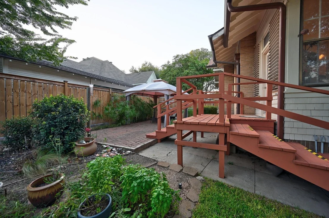 Photo of 405 College Avenue