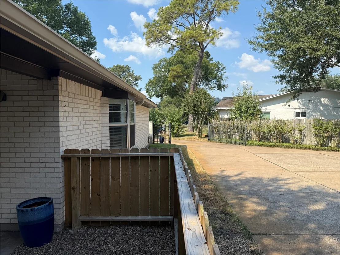 Photo of 930 W Forest Drive
