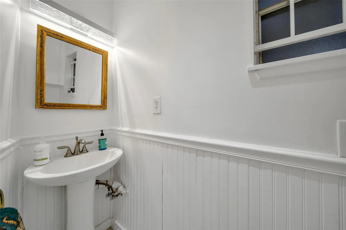 Photo of 1030 Chantilly Lane