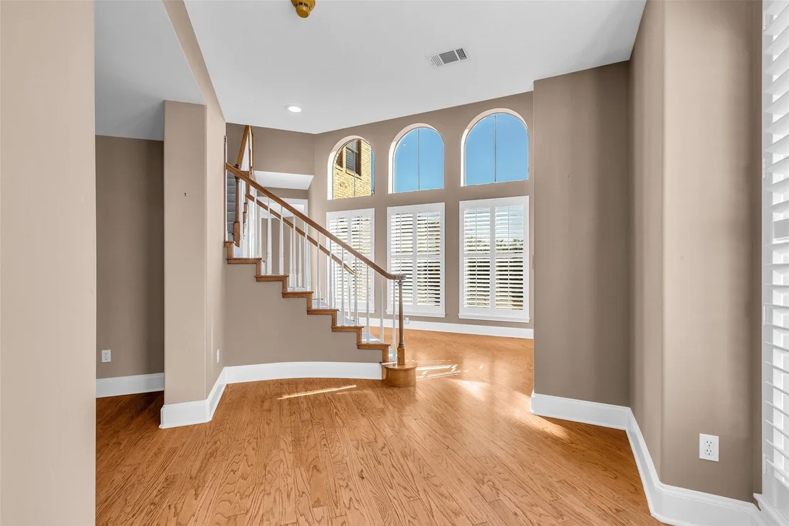 Photo of 566 Edgewood Drive