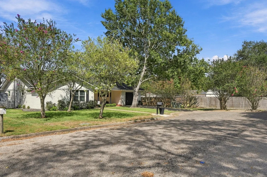 Photo of 100 N Oak Drive