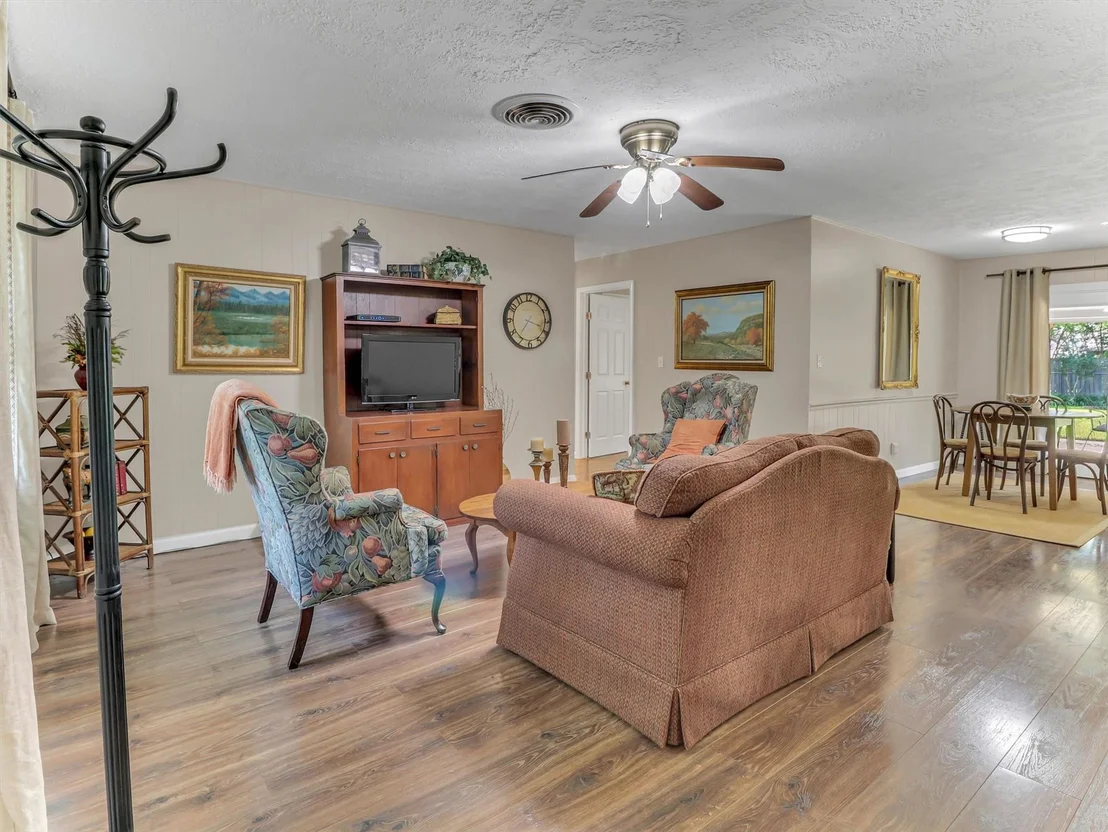 Photo of 805 Bluebonnet Lane