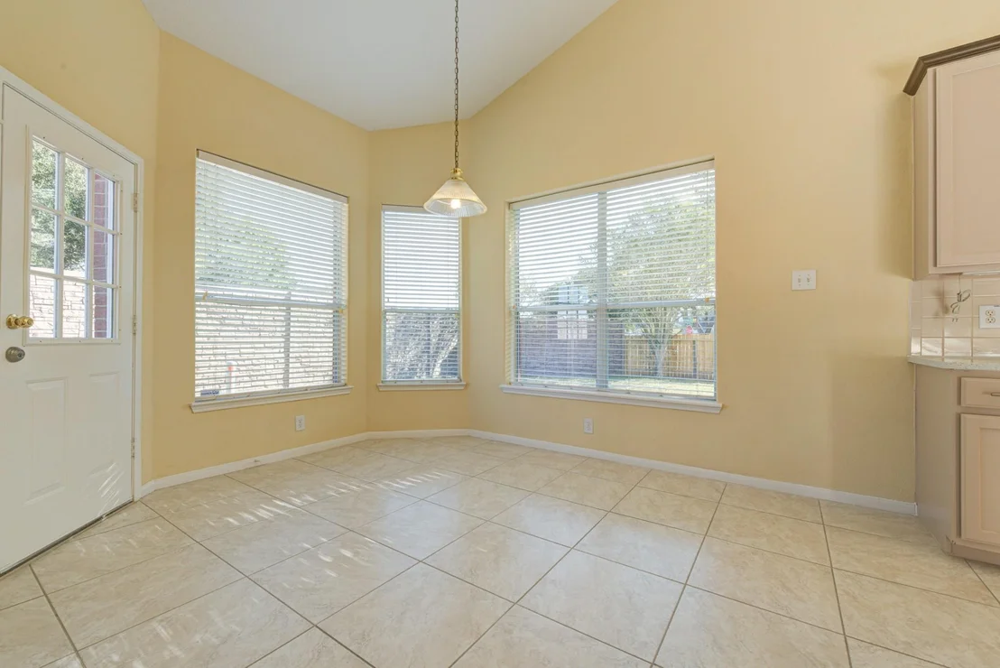 Photo of 18418 Lakeview Circle