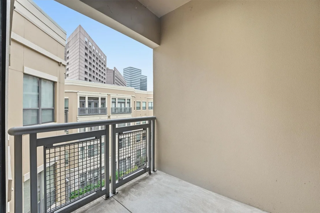 Photo of Unit 4113 at 1901 Post Oak Boulevard