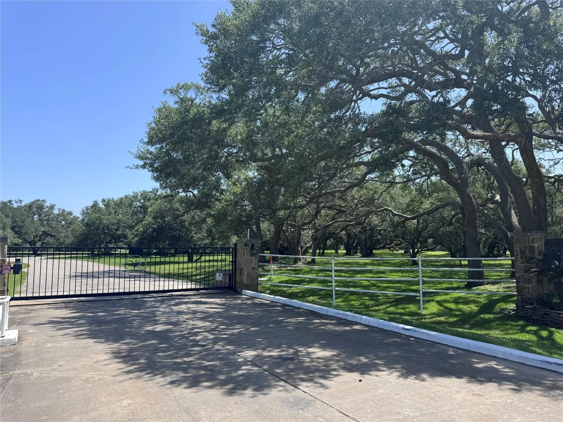 Photo of 3 Center Tree Drive Drive