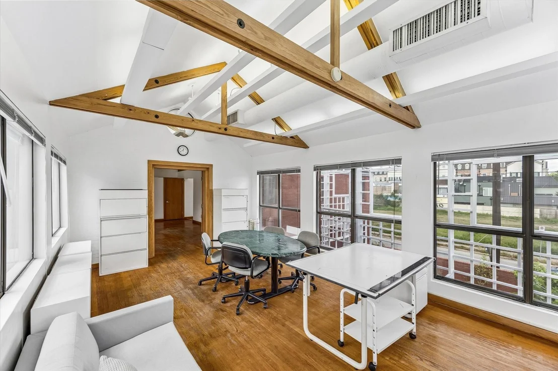 Photo of 2402 Commonwealth Street