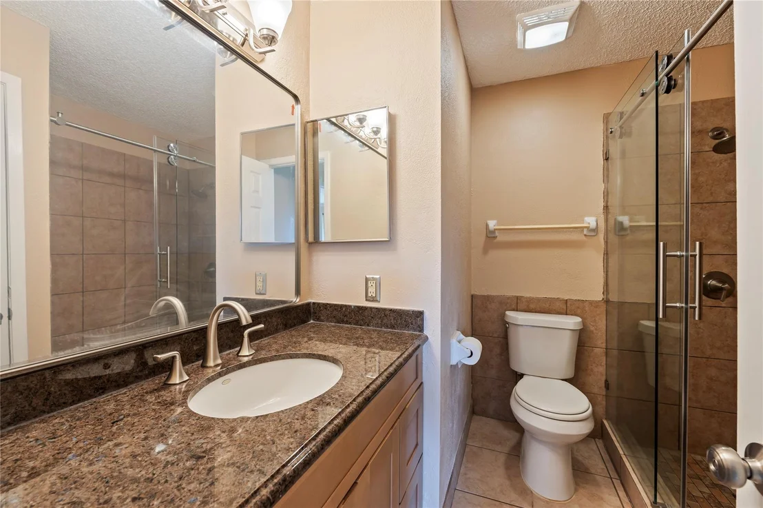 Photo of Unit 6A at 2501 Gulf Freeway