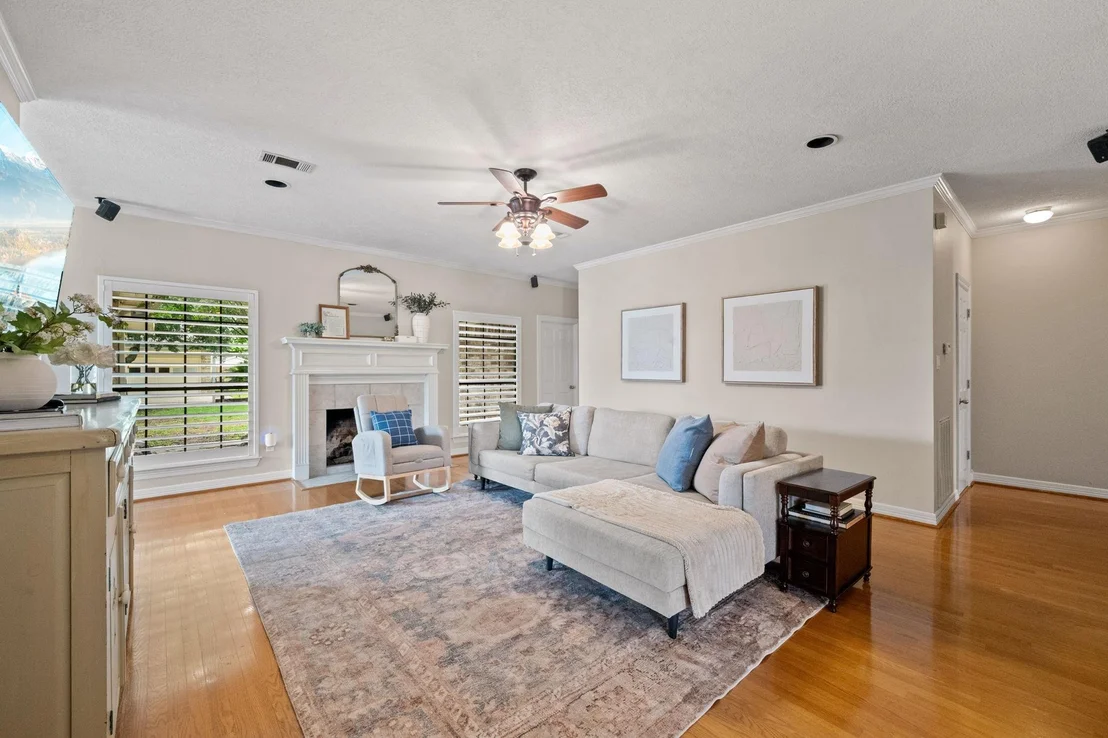Photo of 302 River Oaks Drive
