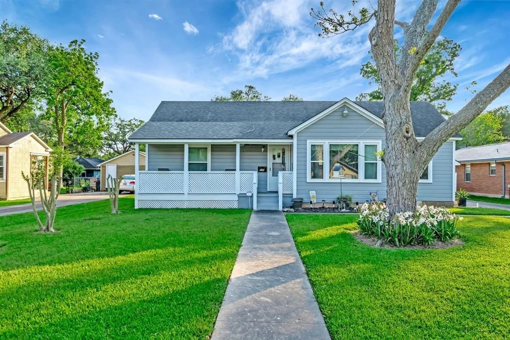 Photo of 820 Meadow Lane