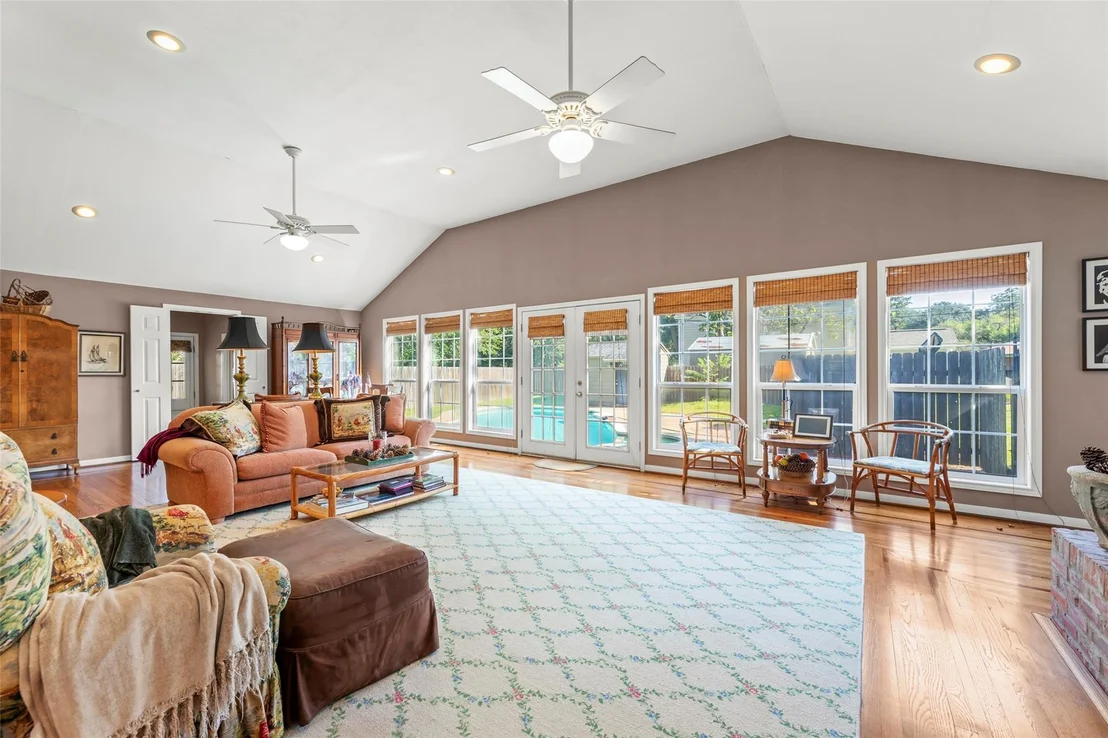 Photo of 815 Merry Lane