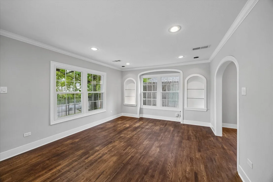 Photo of 2108 White Oak Drive