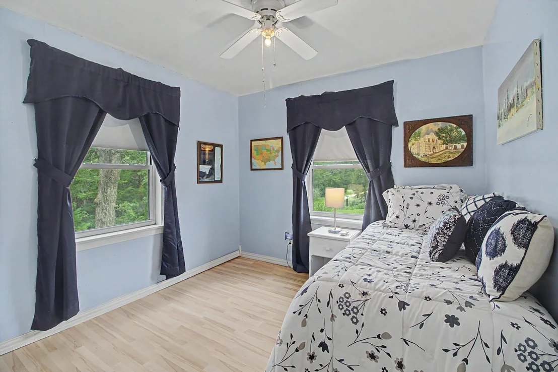 Photo of 637 Lakeview Drive