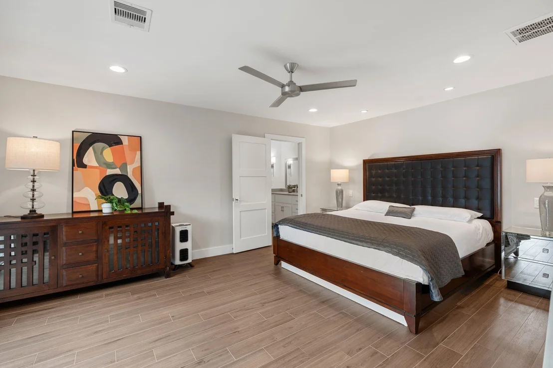 Photo of 842 W Forest Drive