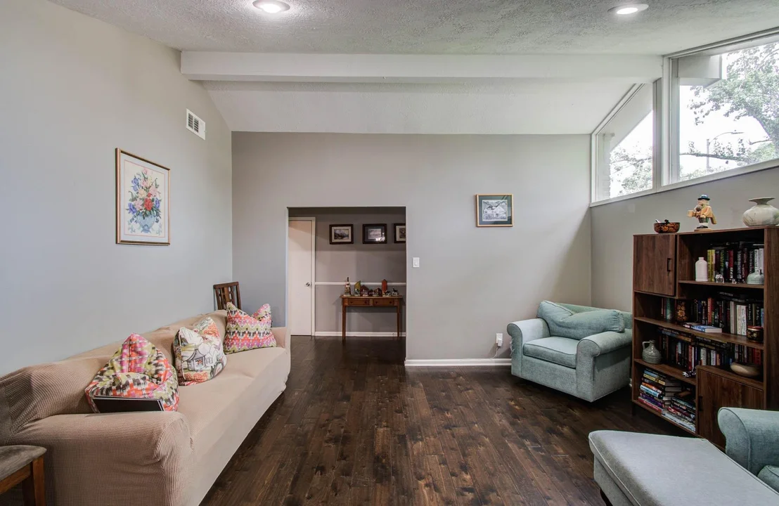 Photo of 9818 Emnora Lane